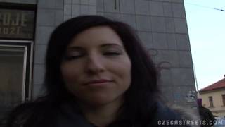 Linda rubia checa folla en el tren por dinero