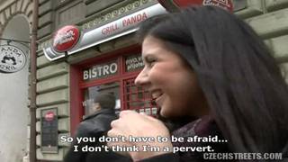 Morena callejera que cobra para mamar polla