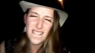 La conoce en el club y se la folla atrás