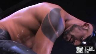 Matthieu Paris complacido por unos amigos gay