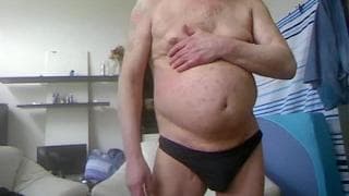 Este hombre viejo quiere gozar con su pija