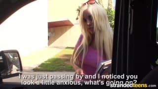 Rubia pide aventón y que la follen