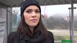 Sexy morena acepta una mamada por dinero!