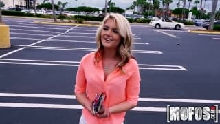 Wow esta zorra caliente es increíblemente chupando polla