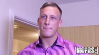 Joven caliente se muestra en el video antes de chupar