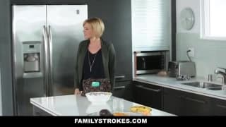 Tío fuerte se apodera del coño de esta rubia