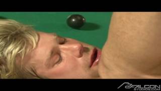 Josh West y Rick Powers follan en el pool