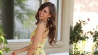 Bella princesa masturbándose y acariciándose