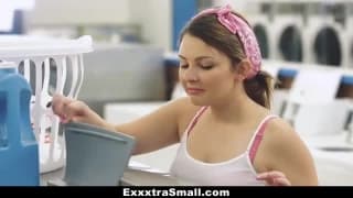 Morena follando en la lavandería automática