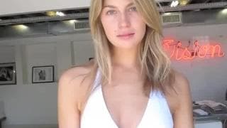 Annie McGinty se desnuda y se masturba rico