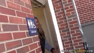 Alysha disfruta como nunca mamando en el agujero del muro