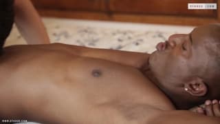 Este negro caliente se coge a un chico