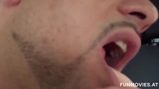 Con solo llevarla de paseo en el coche la convence para follar