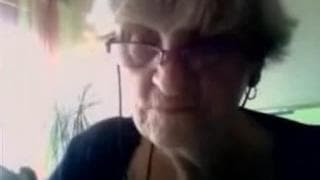 Esta vieja cachonda se muestra en el PC