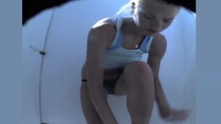 Es grabada en secreto cambiándose en la playa