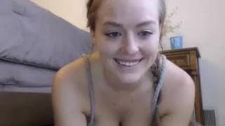 Una buena masturbación para esta joven bella Una buena masturbación para esta joven bella