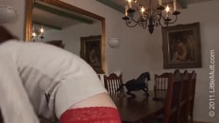 Elle Alexandra desnudándose y masturbándose