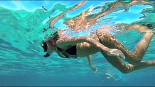 En el mar la vida esmás sabrosa cuando ella está desnuda mostrándose En el mar la vida esmás sabrosa cuando ella está desnuda mostrándose
