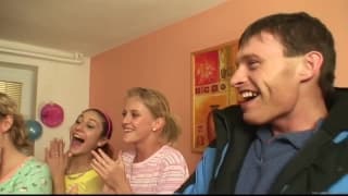 Jovencita celebrando el cumpleaños con sexo