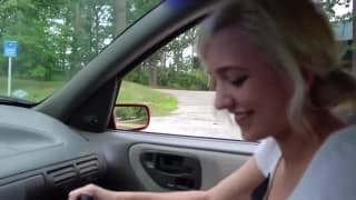 Se la lleva de paseo para luego pedirle se su novia y follarla