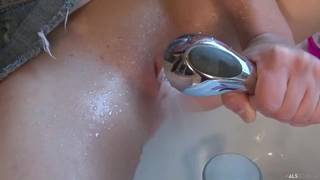 Tiene que buscar una bananan muy dura para poder masturbarse bien