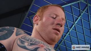 Brandon Moore folla con Jordan colgado