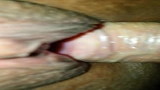 Se hace la paja mostrando su coño húmedo