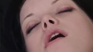 Esta joven quiere sentir su dildo adentro