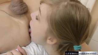 Coño peludo de puta rubia follando duro y mamando el ano