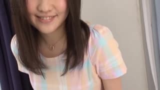 Teen asiática medio gilipollas muestra su coño desnudo