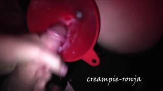 Hasta su cara se llena de esperma durante esta sesión caliente