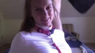 Él se divierte con esta linda colegiala