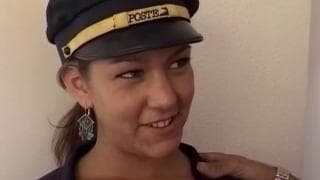 Axelle se pone muy como excitada cuandio reparte el correo Axelle se pone muy como excitada cuandio reparte el correo