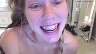 Una chica rubia sintiéndose excitada a solas