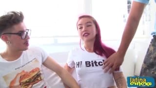 Una joven zorra se divierte con los chicos de su barrio Una joven zorra se divierte con los chicos de su barrio
