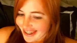 Esta puta nos muestra como se clava un dildo