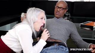 Todo el cuerpo de esta rubia tan blanca lo hacen sentir más excitado