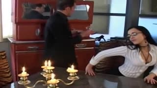 Linda morena quiere una polla grande para la cena