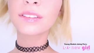 Estos ojos nos hipnotizan mienatrs que se va mamando la polla entera