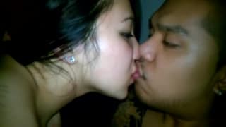 En la intimidad le chupa el pene como vemos