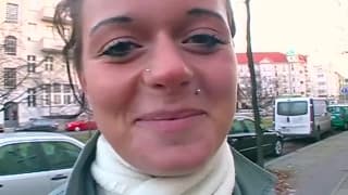 Engrasando su culo y excitándola como una zorra de la calle