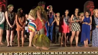 Ella se masturba y el observa su orgasmo