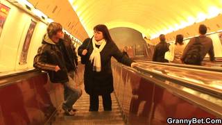 Un joven conqsuitando a una gorda madura