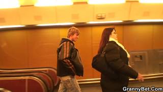 El chico se ha conseguidoa la mujer más tetona que ha visto