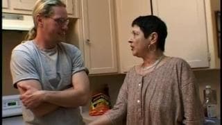 Esta señora se excita con un joven rubio