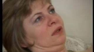 Sexy Milf divirtiéndose mucho con su joven sobrino