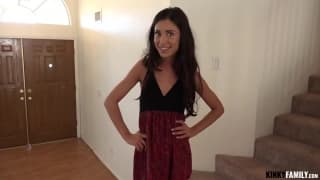 Todo lo que hace esta morena es demasiado sexy y cachonda