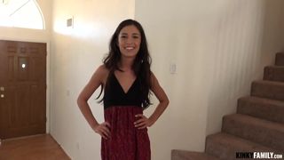 Todo lo que hace esta morena es demasiado sexy y cachonda