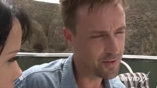 Megan Rain se deja coger en un bote para gozar al aire libre