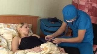 Un doctor revicando bien este coño caliente